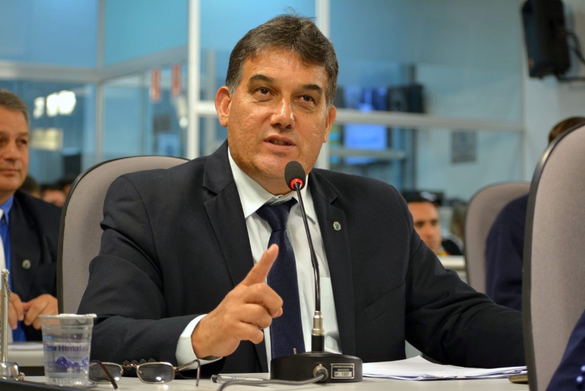 Por segurança no trânsito, vereador solicita semáforo, lombada ou rotatória em avenida